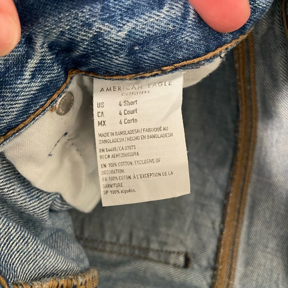 EUC American Eagle women’s medium wash distressed hem‎ short jeans size 4 - Picture 8 of 8